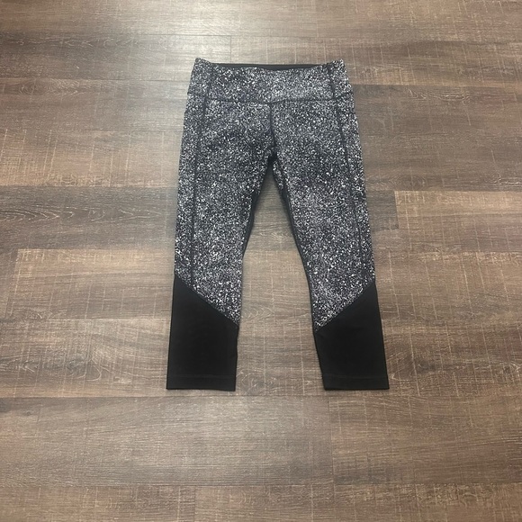 lululemon athletica Pants - Lululemon Pace Rival Crop Splatter White Black Leggings Size 8